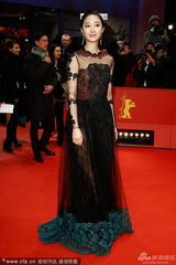 组图：桂纶镁亮相柏林红毯 透视纱裙性感美艳