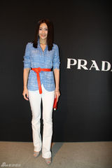 组图：林鹏帅气直发亮相秀场 与师姐巩俐一同出席