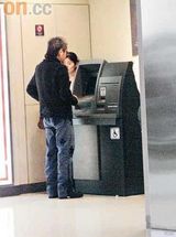 幻灯图集：叶童老公陈国熹偷食 街头狂吻年轻女子