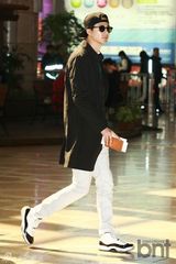 组图：韩星赵寅成赴日会粉丝 倒扣帽子变顽童