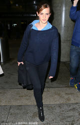 组图：艾玛学院装亮相 领口大开露性感锁骨