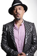 高清图：姚橹写真玩表情游戏 岁月沉淀显男人魅力