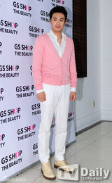 组图：Rainbow高佑丽出席活动展无赘肉身材