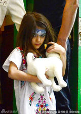 组图：凯蒂带女儿散心 苏瑞民族风装扮怒对镜头