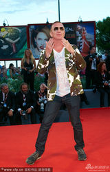 组图：弗朗西斯卡助阵《沙漠驼影》 美胸隐现