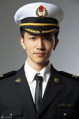 组图：许诺制服造型帅气十足贺新年