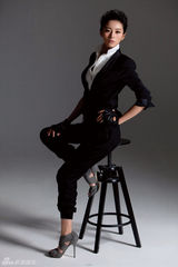 组图：王媛可中性写真眼神凌厉逼人