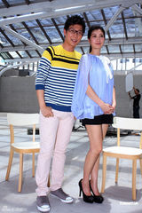 组图：品冠演八点档电视剧《姐妹》 与黄嘉千拍MV 