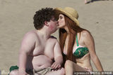 组图：艳星沙滩激吻男笑星 泳装身材两重天