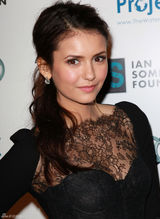 高清组图：妮娜-杜波夫性感黑裙亮相慈善晚宴