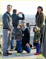 组图：马修-麦康纳带家人游罗马 四口其乐融融