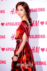 组图：尹恩惠出席派对甜美娇俏 丁一宇帅气如王子