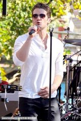 组图：马修-莫里森露天打歌发布首张个人专辑