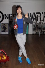 组图：容祖儿为节目彩排兴致高