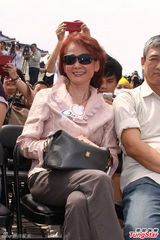 组图：林志玲紧身护士装秀身材 否认任唱歌评委