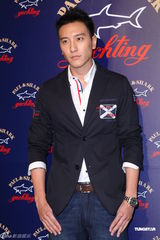 组图：王阳明出席品牌活动 获温升豪赞身材好