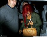 组图：蕾哈娜红发抢眼帽装遮星颜 秀名牌包装扮时尚