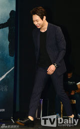 组图：朴有天宣传新片心情超好笑不停