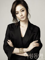 组图：演员全素敏拍写真 低胸露脐造型冷艳十足