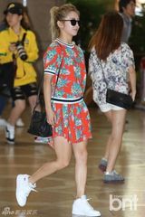 组图：少女时代组合现身机场 允儿消瘦泰妍遮脸