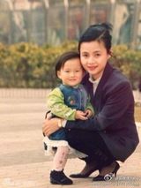 组图：郭美美曾自称从小像公主 由妈妈单独带大