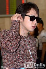 组图：韩团JYJ赴京开唱 黑超照面酷帅