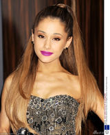 组图：爱莉安娜获最佳流行奖 亲麦莉秀恩爱