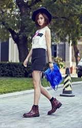 组图：刘云(刘芸)自由随性街拍 露率真女人味儿