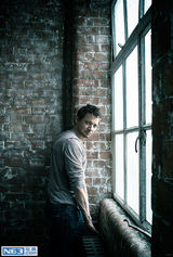 组图：“复联”鹰眼秀壮硕肌肉 大玩捆绑诱惑