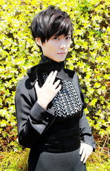 组图：李宇春戛纳拍写真 黑衣酷帅钻饰高贵