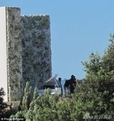 组图：卡戴珊与韦斯特大婚 新娘蕾丝婚纱秀美背