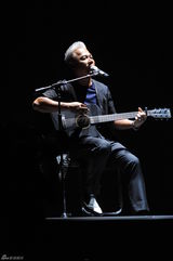 组图：巫启贤开唱为女儿圆心愿 茜拉亮嗓助阵