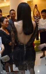 组图：秦岚着透视装捞金 胸前若隐若现