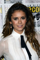 组图：妮娜-杜波夫白衣配蓝皮裙甜美亮相动漫节