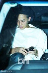 组图：GD权志龙潮装现身机场 墨镜难掩憔悴面容