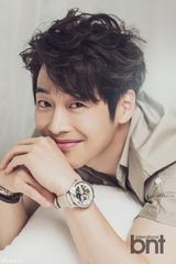 组图：韩星金载沅拍写真 杀人微笑展熟男魅力