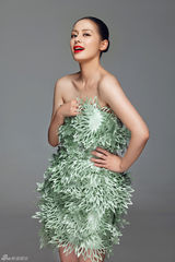 组图：王力可夏末写真 薄荷绿华服彰显别样风情