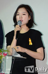 组图：韩智敏等出席女性电影节 长发飘逸自然美