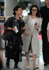 组图：关之琳风衣短裤显贵气 一路与男助理热聊