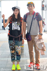 组图：韩团BEAST李起光亮相机场 呆萌搞怪