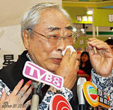 组图：76岁爷孙恋男主角换新欢 与嫩模亲密出街