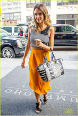 组图：杰西卡-阿尔芭露小蛮腰现身心情好