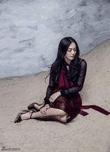 组图：姚晨写真温柔恬静 长发美腿引领初秋风潮