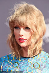 组图：泰勒-斯威夫特连体超短裤似泳装 美腿无人敌