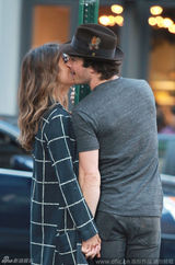 组图：伊恩-萨默海尔德与女友妮基街头痴缠互“啃”到忘我