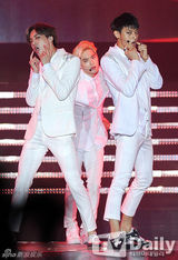 组图：韩女团穿短裙热舞走光露蓝色底裤