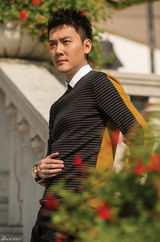 组图：冯绍峰亮相威尼斯电影节 忙里偷闲玩摄影