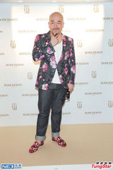 组图：徐濠縈欲把Eason未遮羞版专辑封面晒微博