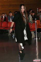 组图：张惠妹藏肉不怕热 全副武装难掩丰腴身材