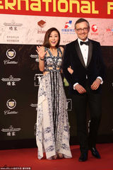 组图：刘心悠现身红毯 黑色镂空长裙展水墨风情